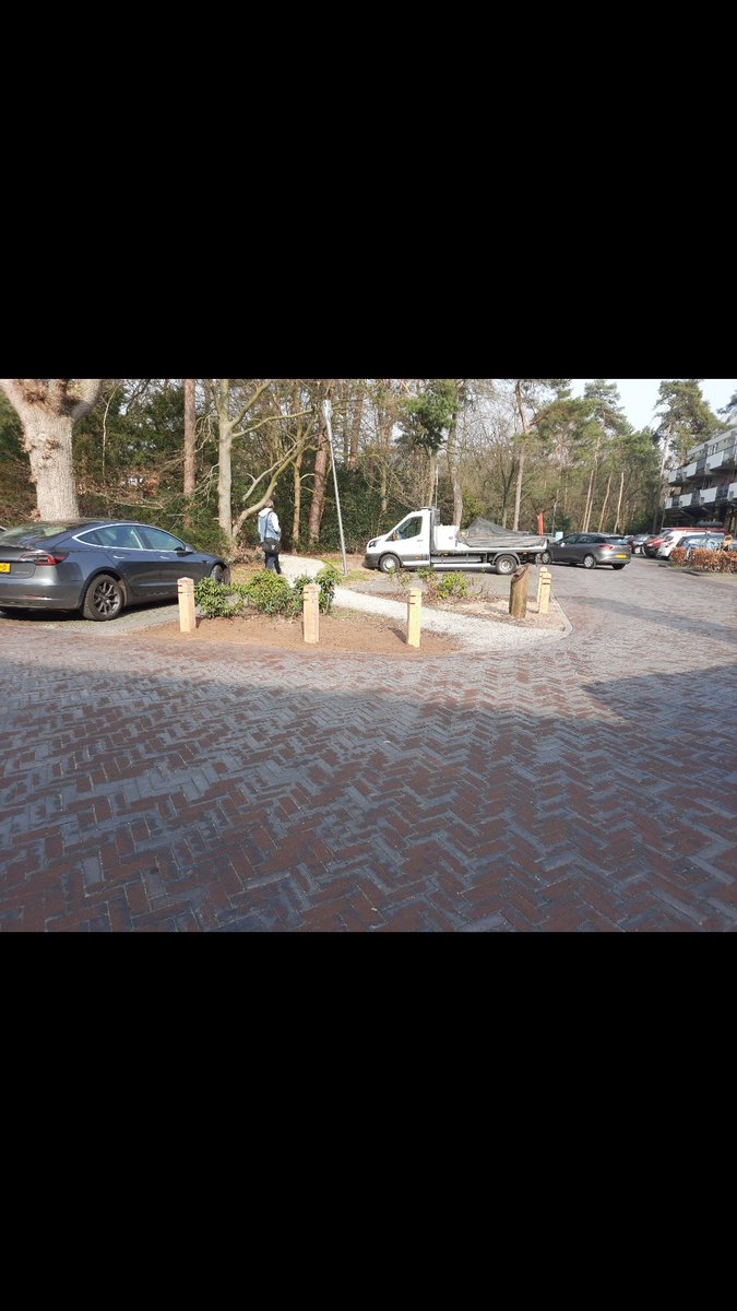 Parkeerplaats #winkelcentrum #Kerckebosch, automobilisten zijn hierbij gewaarschuwd bij het nemen van het bochtje. Sinds vandaag staan er stevige houten palen om plantsoen te beschermen tegen het te krap nemen van bocht.
Vanaf nu, een gewaarschuwd automobilist "let nu beter op"
