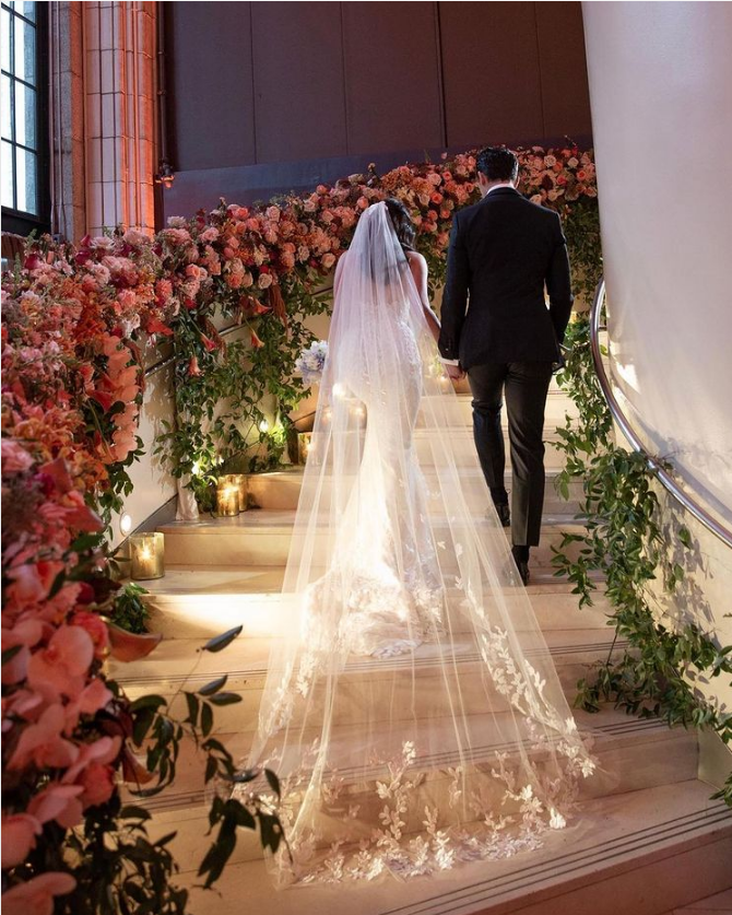 Staircase LOVE!
.
#repost <a href="/wedluxe/">WedLuxe</a>
😱 Walking into March like we're ready to leave Feb behind and get one step closer to Spring! 💖⁣
.
Photography @brettmatthewsgallery
Floral Design @jeanniefortunatodesigns
Venue @guastavinosnyc
WedLuxe®️ (<a href="/wedluxe/">WedLuxe</a>) • buff.ly/383odQ0