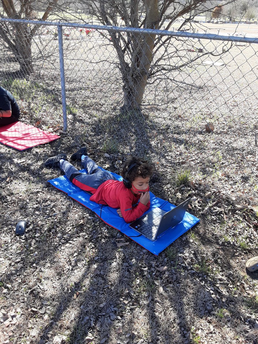 catgrimm23's tweet photo. Students enjoyed the beautiful day today by learning outside during science.  #plumcreekstrong https://t.co/705t5i981Q