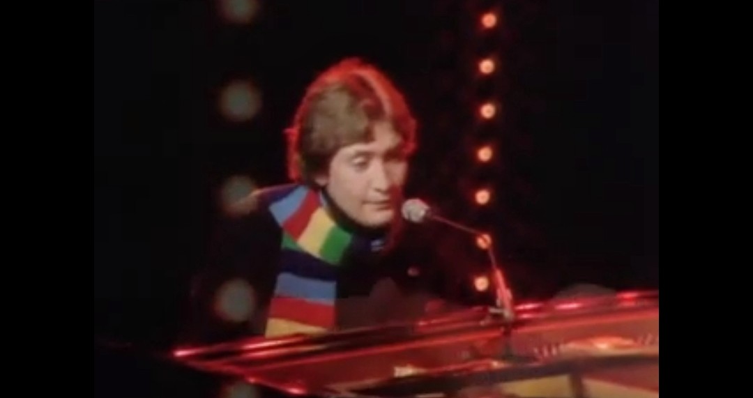 Fool If You Think It\s Over / Chris Rea

Happy birthday, Chris Rea            