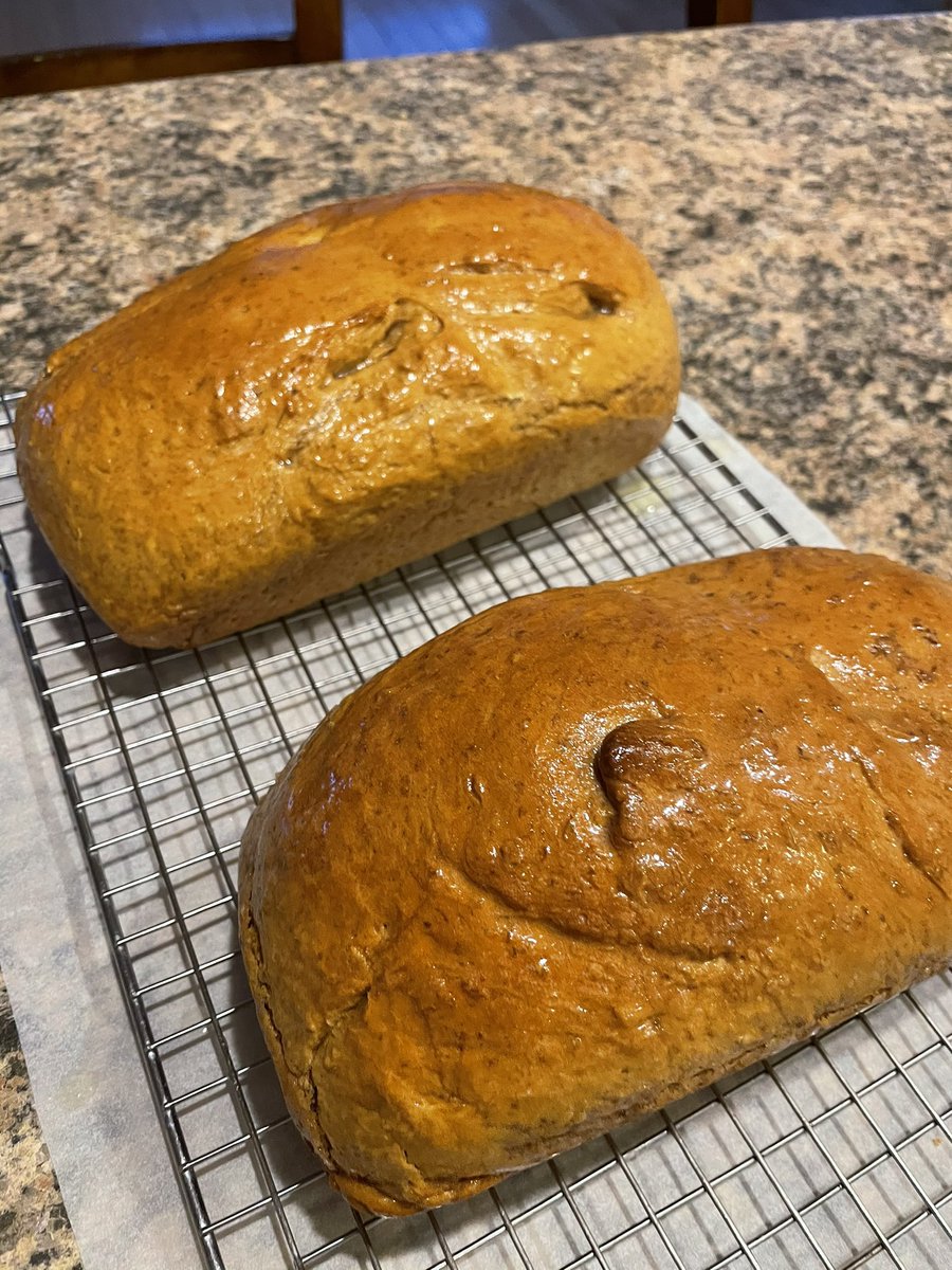 angelasearles94's tweet photo. I feel like it needs to be said, my husband, heโs a pretty lucky guy to have found me ๐โโ๏ธ#homemadebread #housesmellsamazing https://t.co/8zuNAKCAQz