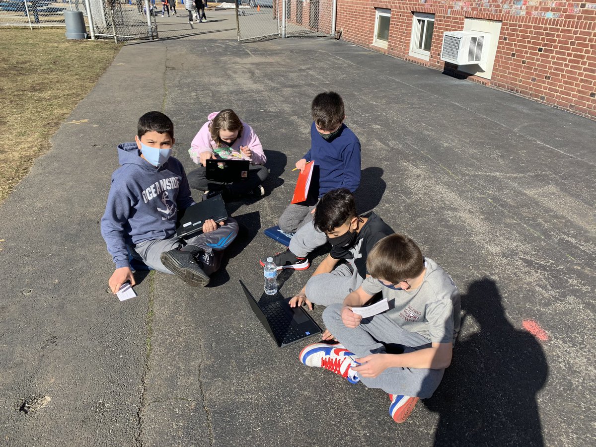 CilloTweets's tweet photo. My students easily convinced me to take our studying outside! We prepared for our Ancient China quiz while enjoying the sunshine! ☀️@OaksSchool3 https://t.co/gbQhtjRWwg
