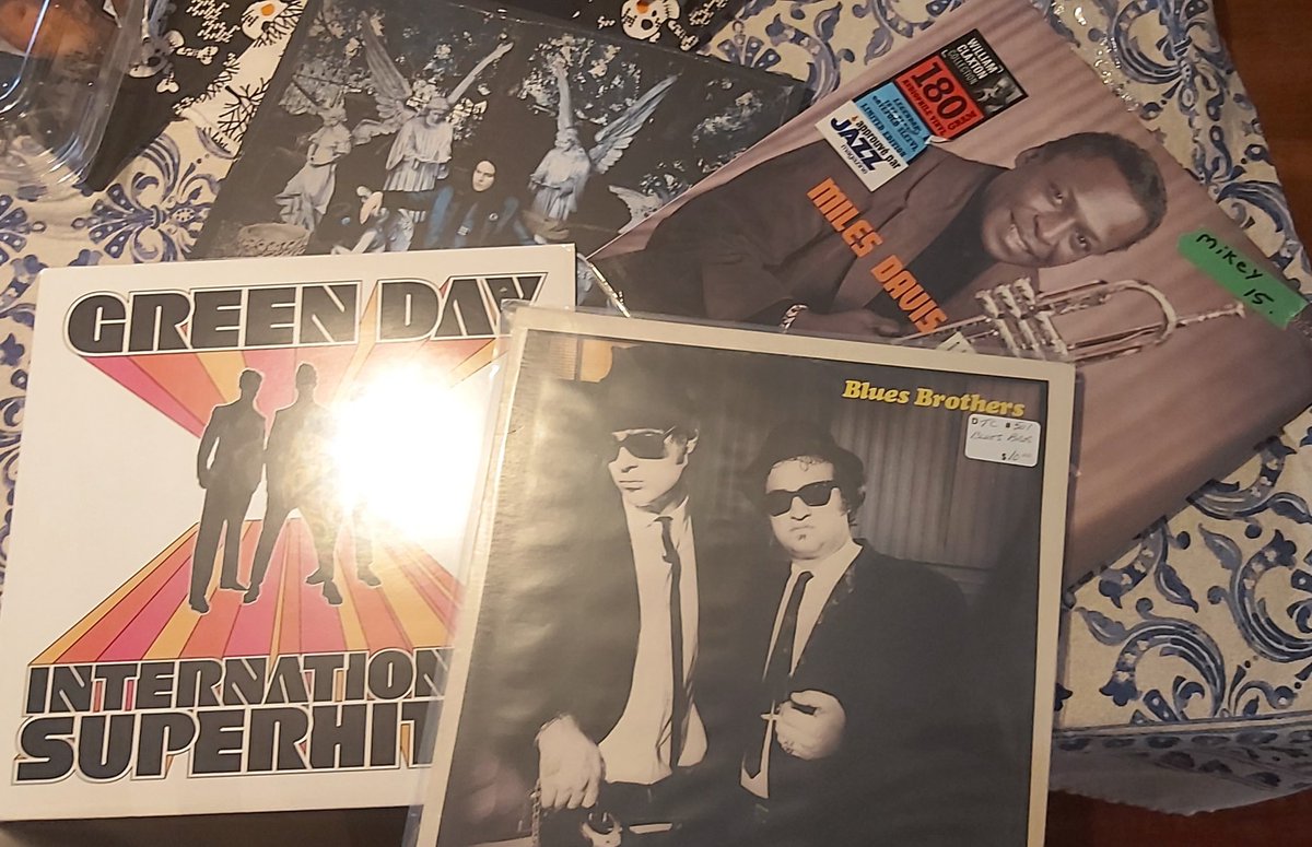 FatMikeArt1's tweet photo. Picked up some vinyl today
A bit of pop punk, some jazz, blues Brothers and Jack white
#fatmikeart #indiedevelopers #indiegamedev #geekpunk #alwaysworking #railwaycity #vinylrecords #vinyl #milesdavis #thebluesbrothers #greenday #jackwhite #jazz #poppunk #punk #rockandroll https://t.co/DdAC4okIOP