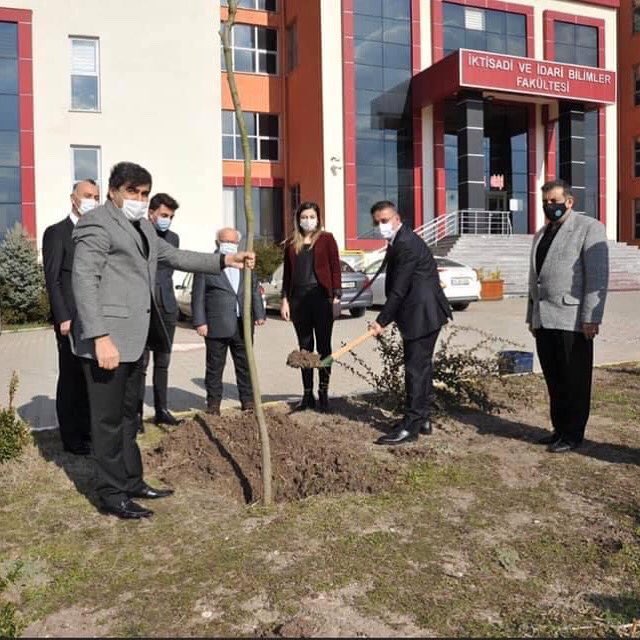 Fakültemizin ağaçlandırılması çalışmalarına desteklerinden dolayı Rektörümüz Sayın Prof Dr İlter Kuş hocama, Rektör Yardımcımız Sayın Prof Dr Turgut Kılıç hocama, Genel Sekreterimiz Yemliha Yanar beye teşekkür ediyoruz. Balıkesir Üniversitesi/İktisadi ve İdari Bilimler Fakültesi.