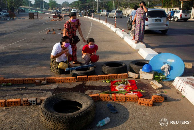 Keluarga menangis di lokasi seorang peserta aksi anti kudeta Militer di Myanmar