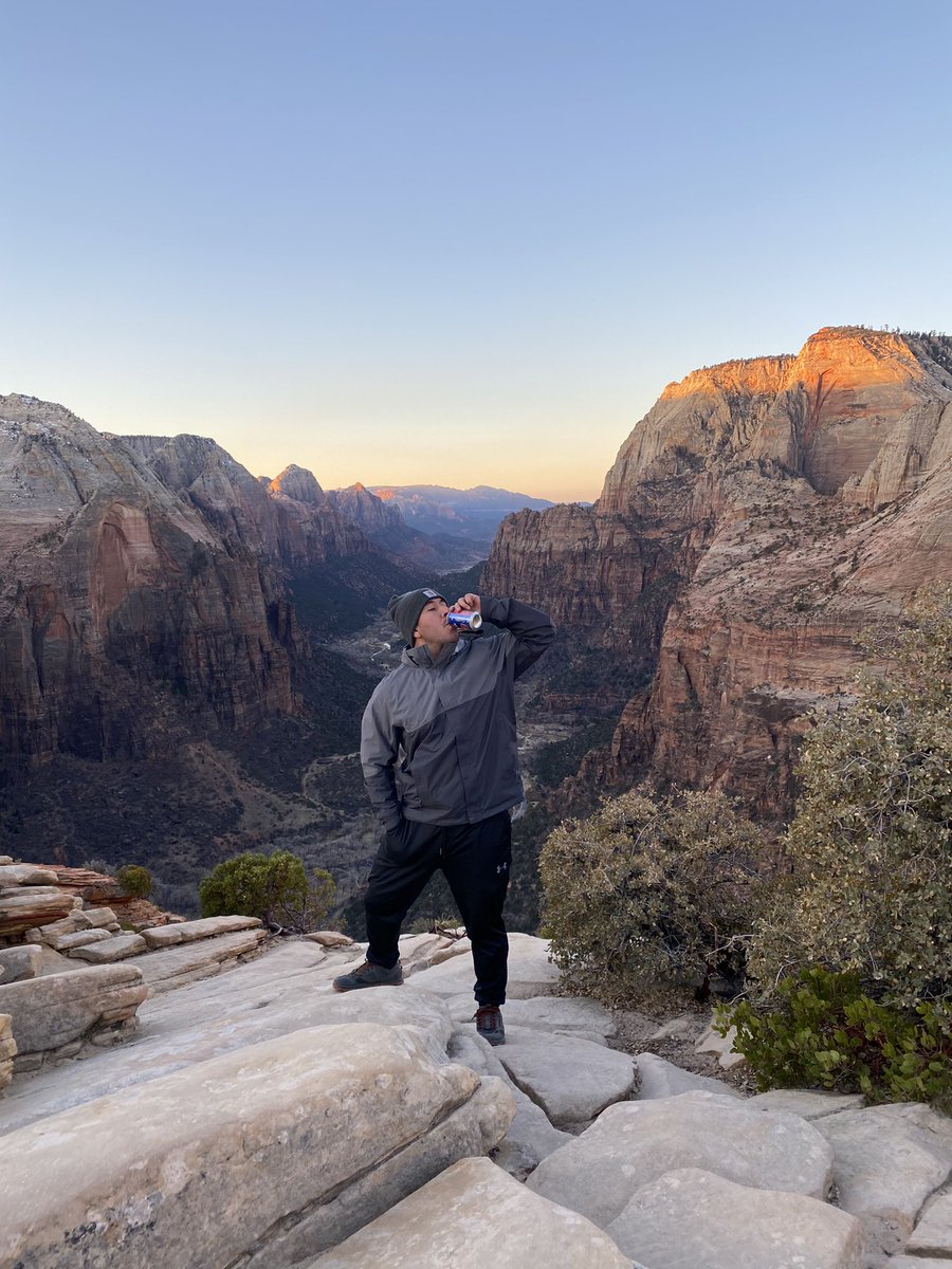 aguila_nat9's tweet photo. Angel’s Landing is off the bucket list. Zion has been fucking amazing. I will be back in the summer. 🤙🏼🥾🏞⛰✔️🍻🦅 #ZNP #hiking #summitbeers #hikingadventures #hikeordie https://t.co/Wxqj9VbYaZ