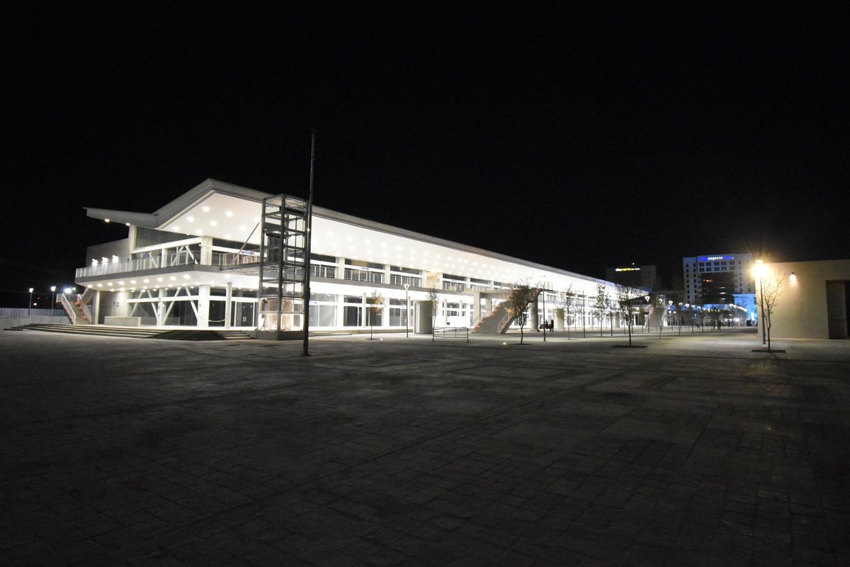 christiancruzmx's tweet photo. Esta noche fuimos testigos de la entrega de la obra del #DistritoLeónMx un espacio público para las y los guanajuatenses de más de 68 hectáreas que conjunte educación, cultura, artes, entretenimiento y negocios. | Trabajando unidos por un #LeónDePrimera☝️🦁 🎡🎆 https://t.co/xlmdzHM2Nl