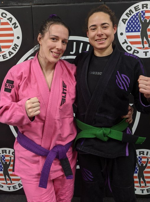 Good vibes tribe 🤙 #jiujitsu #femalefighter #sessionwrestler #girlsingis #americantopteam https://t.<a href="/tag/jiujitsu"class="tags">#jiujitsu</a><a href="/tag/femalefighter"class="tags">#femalefighter</a><a href="/tag/sessionwrestler"class="tags">#sessionwrestler</a><a href="/tag/girlsingis"class="tags"><span>#girlsingis</span></a><a href="/tag/americantopteam"class="tags"><span>#americantopteam</span></a>