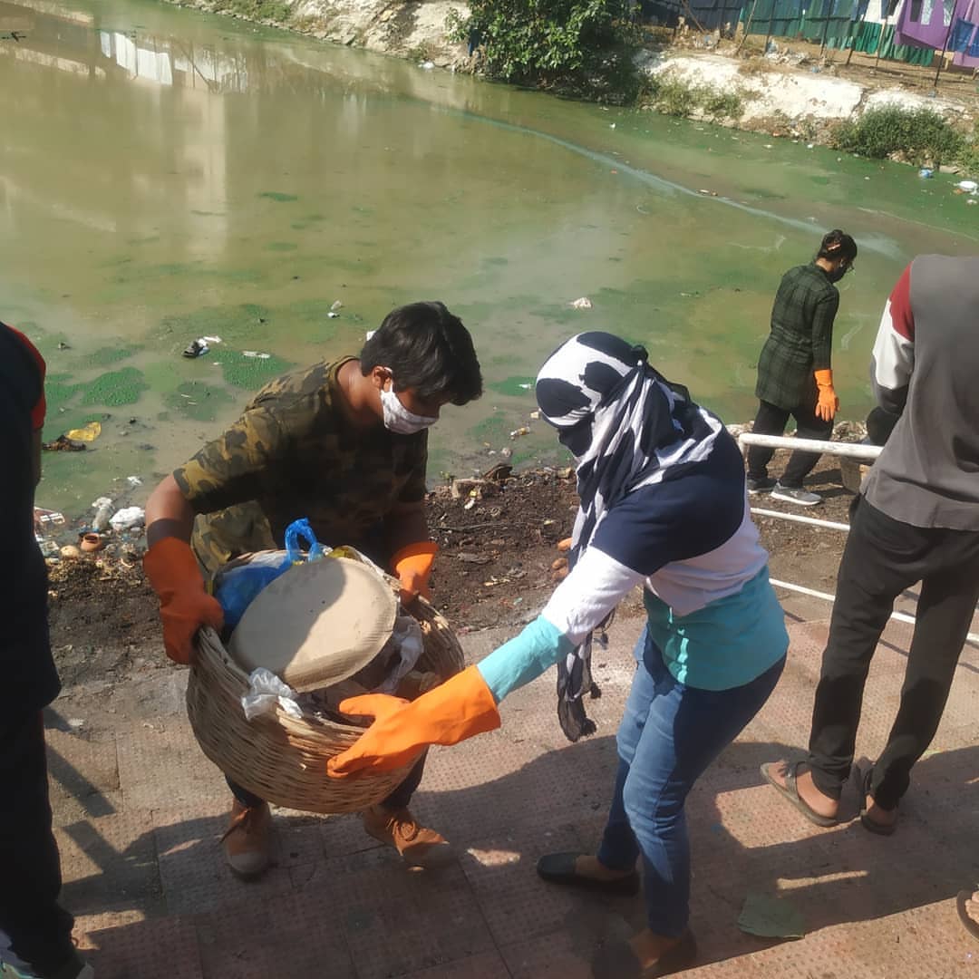 vrikshit's tweet photo. Great things can be done by an individual but, Great changes are brought by a team.

Location : Saroornagar Lake , Hyderabad
Waste collected : 1 Ton+ 

Kudos to our Hyderabad team 🇮🇳

@TelanganaCMO @TelanganaToday

#SwachhSurvekshan2021 #SwachhBharat #thodabohothai #motivation https://t.co/JUlx9beg8O