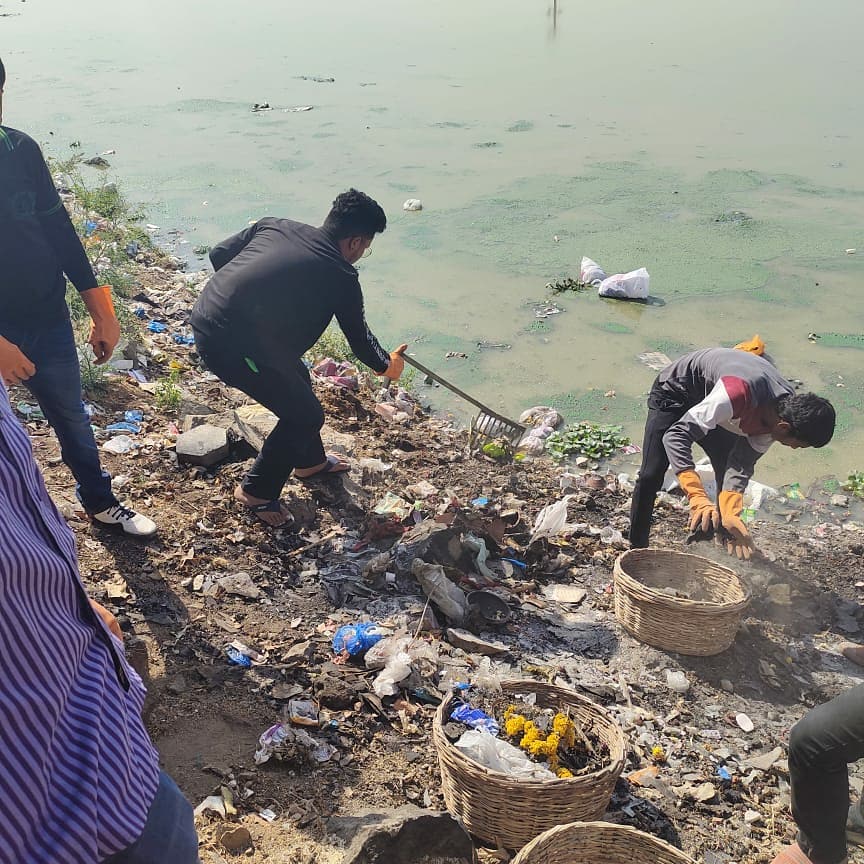 vrikshit's tweet photo. Great things can be done by an individual but, Great changes are brought by a team.

Location : Saroornagar Lake , Hyderabad
Waste collected : 1 Ton+ 

Kudos to our Hyderabad team 🇮🇳

@TelanganaCMO @TelanganaToday

#SwachhSurvekshan2021 #SwachhBharat #thodabohothai #motivation https://t.co/JUlx9beg8O