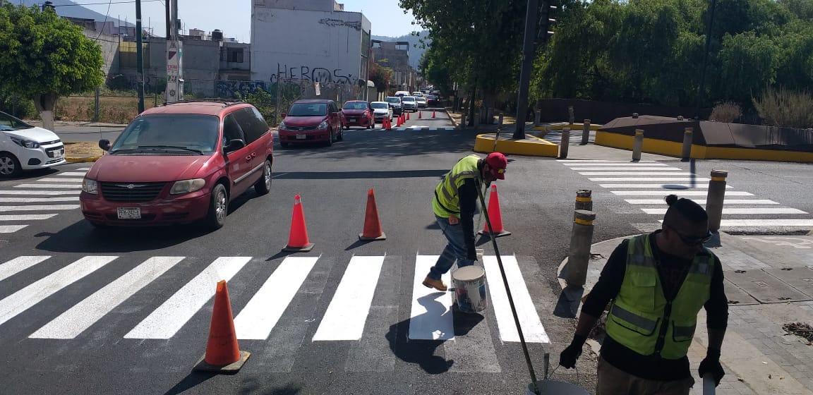 semovep's tweet photo. Por la seguridad de peatones y quienes se mueven en otros modos de transporte, realizamos labores de balizamiento sobre Av. Sansón Flores, entre Solidaridad-Camelinas
⚠️ Respeta los señalamientos y recuerda dar siempre prioridad al peatón.
#YaEsHora
#JuntosTransformandoMorelia https://t.co/B1LNlAQR0w