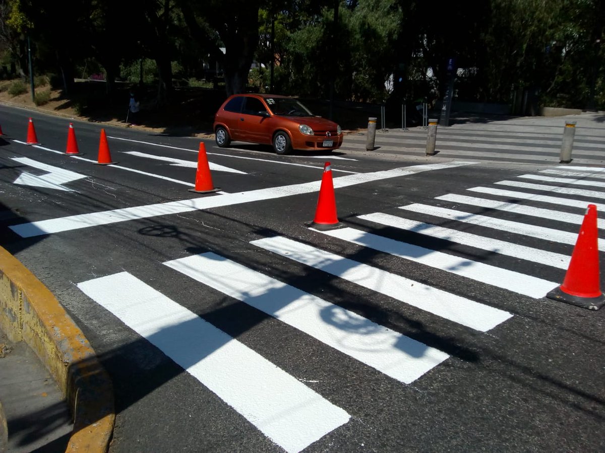 semovep's tweet photo. Por la seguridad de peatones y quienes se mueven en otros modos de transporte, realizamos labores de balizamiento sobre Av. Sansón Flores, entre Solidaridad-Camelinas
⚠️ Respeta los señalamientos y recuerda dar siempre prioridad al peatón.
#YaEsHora
#JuntosTransformandoMorelia https://t.co/B1LNlAQR0w
