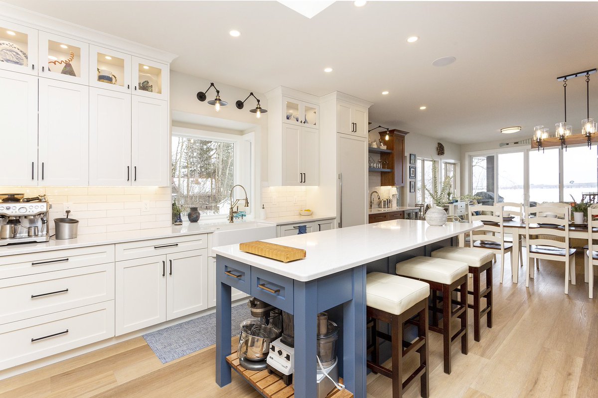 LarkaunHomes's tweet photo. Have a look at this amazing transformation on this lake renovation #wedoitall #BuildingValueForLife. https://t.co/iJaerNr2Dw