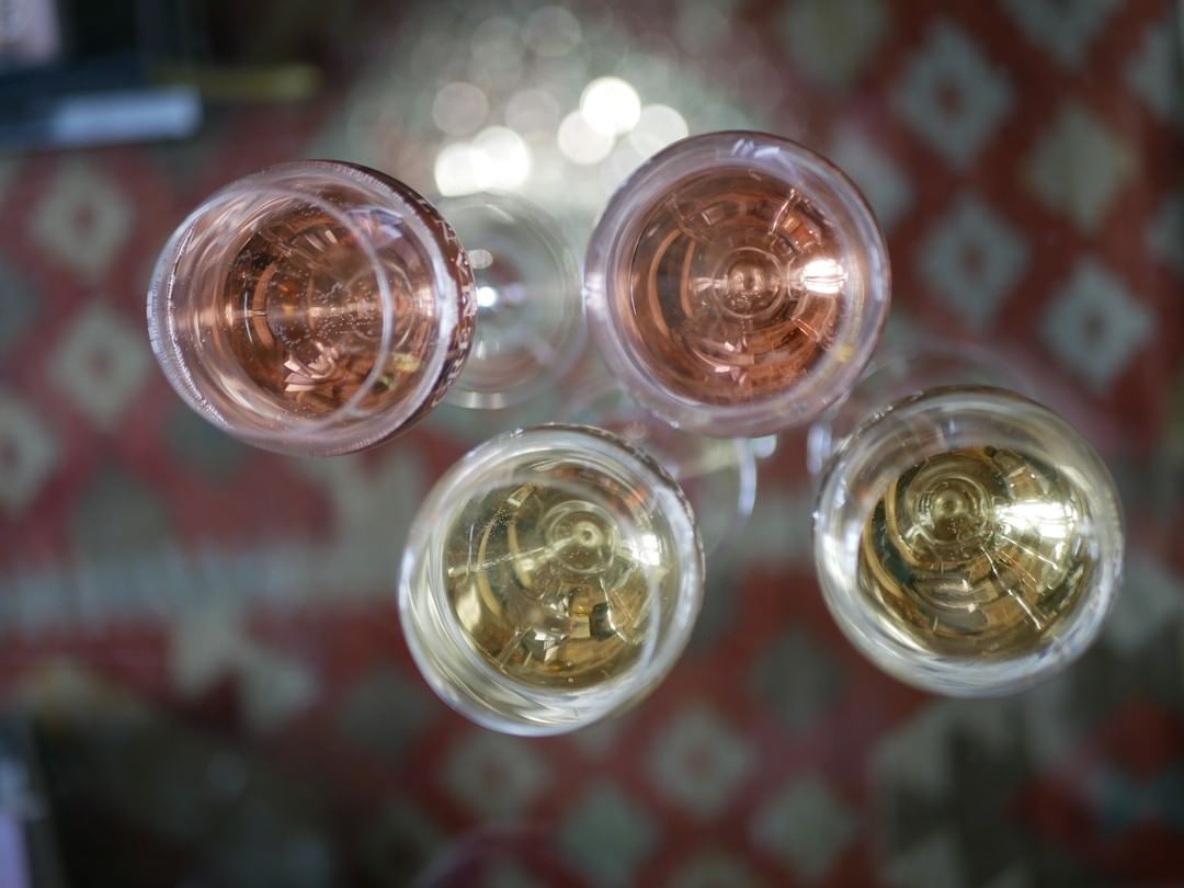 Are you more of a Crémant de Loire white or rosé? You can't go wrong either way. Both are crisp and sparkling! ✨

📸 : @cremantdeloire