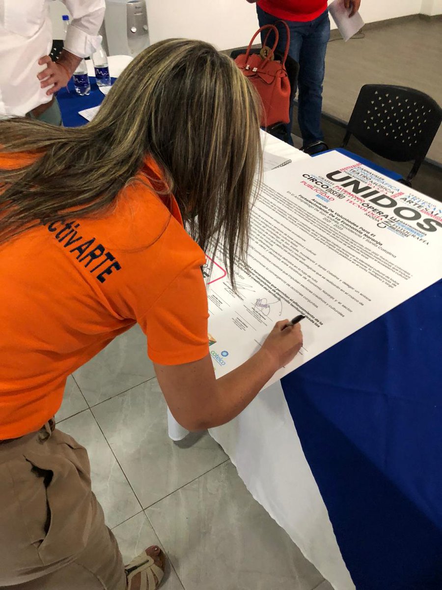 adrpad's tweet photo. #CompromisoReactivARTE
Por un Archipiélago más fuerte que nunca.
Hoy @MinCultura sector público y privado firmaron acuerdo de voluntades para la instalación de la mesa de #EconomíaNaranja en San Andrés Islas. Nuestro objetivo: fortalecer las industrias culturales y creativas. https://t.co/orHniqmKmp