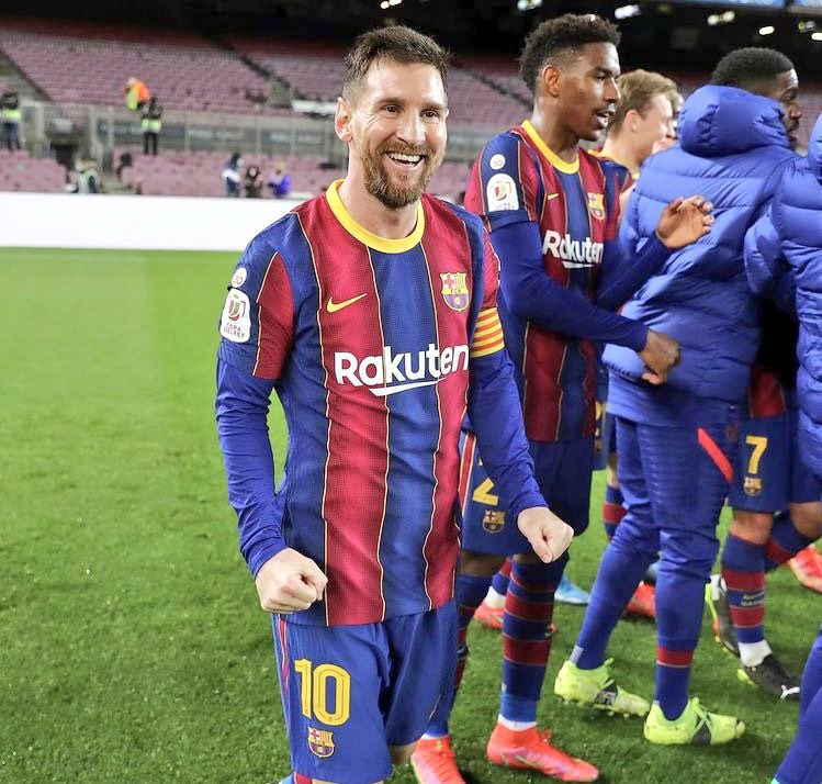 BlazquezFont's tweet photo. Si Leo Messi sonríe, el mundo del fútbol también lo hace. El mejor jugador de la historia merece guardar en su memoria más noches como estas. #Barcelona https://t.co/HGQPB1PH8y