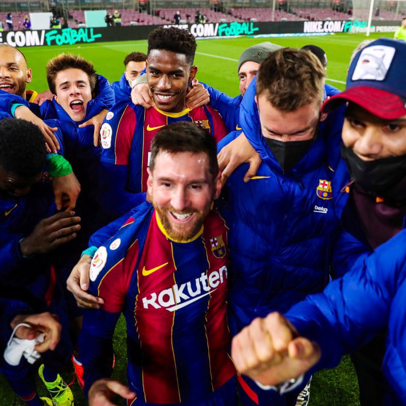 BlazquezFont's tweet photo. Si Leo Messi sonríe, el mundo del fútbol también lo hace. El mejor jugador de la historia merece guardar en su memoria más noches como estas. #Barcelona https://t.co/HGQPB1PH8y