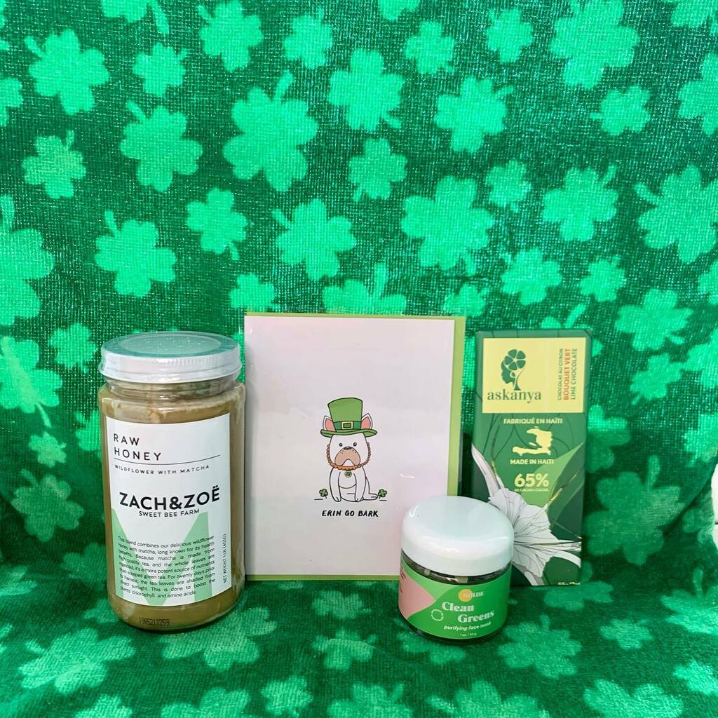 LovethyStore's tweet image. Shop “Green with Envy”, our March bundled deal 🍀 

For $59 you receive,
- @zachandzoehoney Matcha honey 
- @nicolemariepaperie Erin Go Bark card 🐶 
- @golde Clean greens face mask
- @askanyachocolate Lime dark chocolate instagr.am/p/CL-ekPQHpLI/