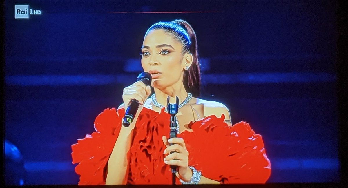 simone_cusati's tweet photo. Uno dei momenti più belli di tutti i Sanremo! Grazie Elodie

#Sanrem2021 #Sanremo21 https://t.co/vLFdaGXGtg
