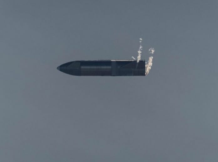 Info_Transpor's tweet photo. Después de un aterrizaje exitoso la nave Starship de la compañía aeroespacial Space X exploto, este es el primer aterrizaje exitoso de la nave y da un avance cada vez más cercano a solucionar las fallas y poder evitar futuros problemas 🚀💥

#spacex #starship #elonmusk #mars https://t.co/5ZR1KEToKb