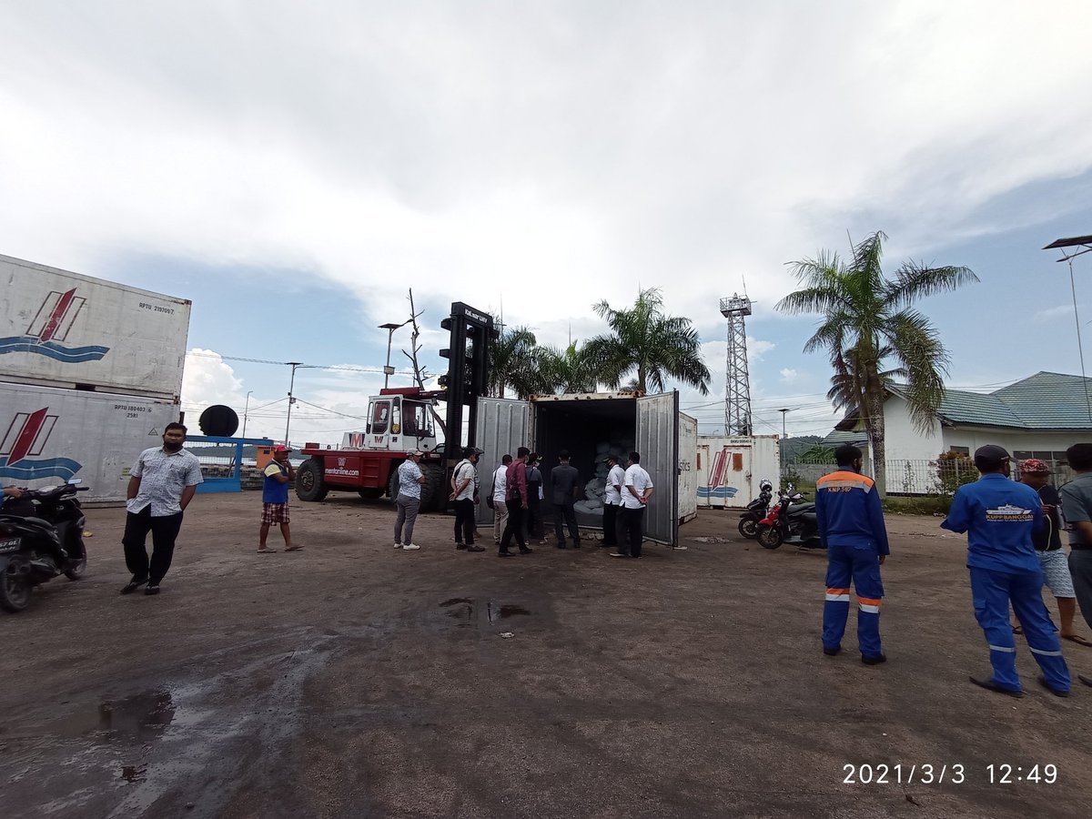 wilkerbalut's tweet photo. 03/03/2021 #OneHealthKIPM Kegiatan Pengawasan Stuffing di Pelabuhan Kontainer Banggai Laut Gurita Beku 8.000 Kg dan Kakatua Beku 4.000 Kg Milik CV. Benggawi Sukses Selalu Tujuan Makassar Via KM. Sinabung
Oleh petugas :
@Wilkerbalut
@HumasBKIPM
@rinajanwar2201
@darwis_skipmlb https://t.co/5nY7AtCNaM
