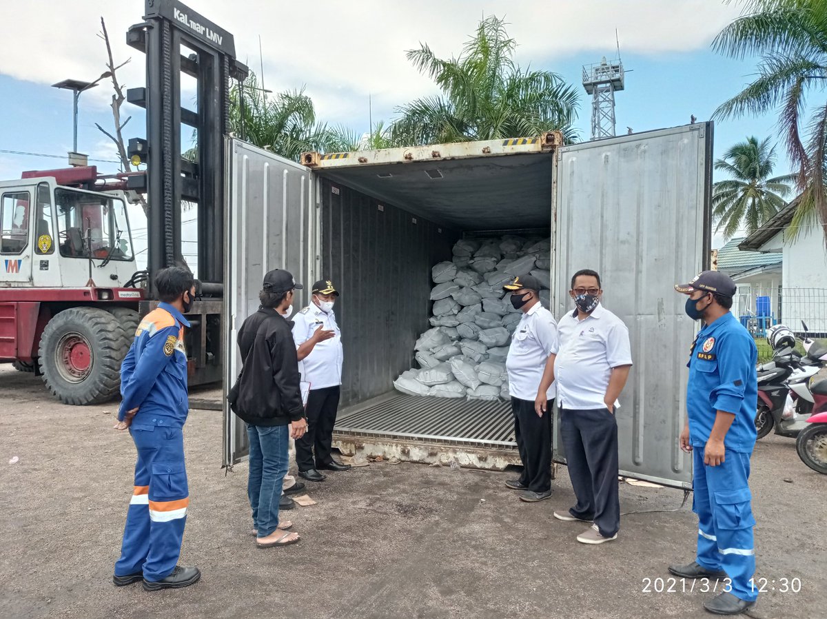 wilkerbalut's tweet photo. 03/03/2021 #OneHealthKIPM Kegiatan Pengawasan Stuffing di Pelabuhan Kontainer Banggai Laut Gurita Beku 8.000 Kg dan Kakatua Beku 4.000 Kg Milik CV. Benggawi Sukses Selalu Tujuan Makassar Via KM. Sinabung
Oleh petugas :
@Wilkerbalut
@HumasBKIPM
@rinajanwar2201
@darwis_skipmlb https://t.co/5nY7AtCNaM