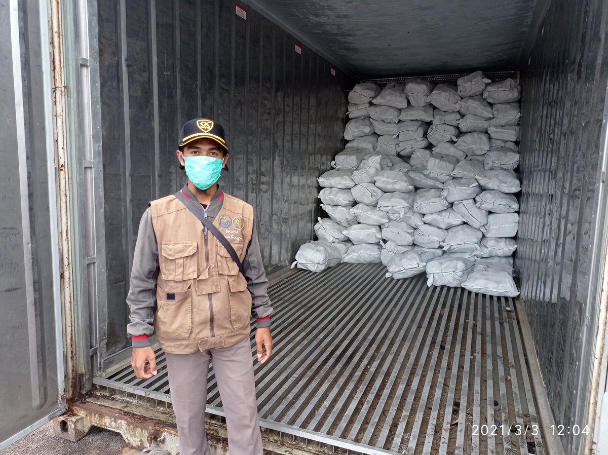 wilkerbalut's tweet photo. 03/03/2021 #OneHealthKIPM Kegiatan Pengawasan Stuffing di Pelabuhan Kontainer Banggai Laut Gurita Beku 8.000 Kg dan Kakatua Beku 4.000 Kg Milik CV. Benggawi Sukses Selalu Tujuan Makassar Via KM. Sinabung
Oleh petugas :
@Wilkerbalut
@HumasBKIPM
@rinajanwar2201
@darwis_skipmlb https://t.co/K1EA68XErl
