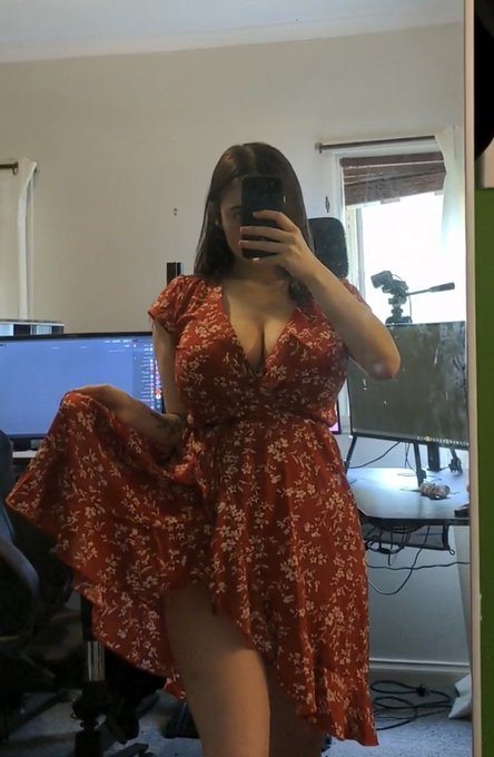 i got a new beach dress today!!!!!!🦀  playing apex all day btw  🔴 https://t.co/d4mxo3Ehpa https://t.