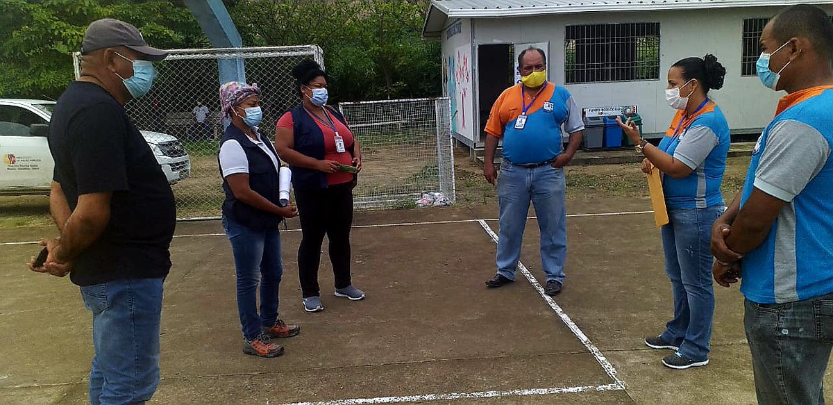 SaludImbabura's tweet photo. #Atacames | Delegados del  #Distrito08D03 Muisne Atacames Salud junto al distrito de educación visitaron los establecimientos educativos con el fin de verificar la implementación de medidas de bioseguridad instauradas en caso de reapertura de clases presenciales, #SaludParaTodos https://t.co/2XgOEhtvlb