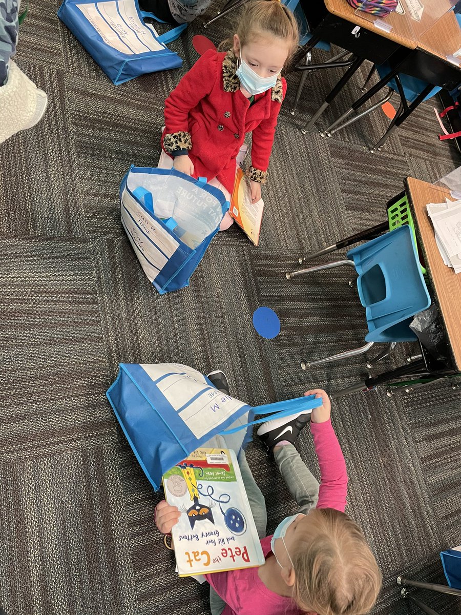 MrsGraysRangers's tweet photo. Yesterday was Read Across America Day! We got to read books from our book bags with a buddy. We love partner reading in Rm. 1 β€οΈ #ReadAcrossAmerica #ILoveRockwallISD #RochellRocks https://t.co/8UfRF32Ud3