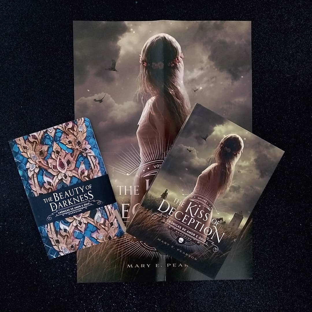 gabileitora30's tweet photo. Venham conferir meu novo post sobre o livro The Kiss Of Deception, da autora @marypearson publicado pela editora @DarkSideBooks
https://t.co/2loaMZKAOl
#book #BookTwitter #ready #darkside #thekissofdeception #maryepearson #livros #leitura #ler #leitora https://t.co/sukPaQEL5T