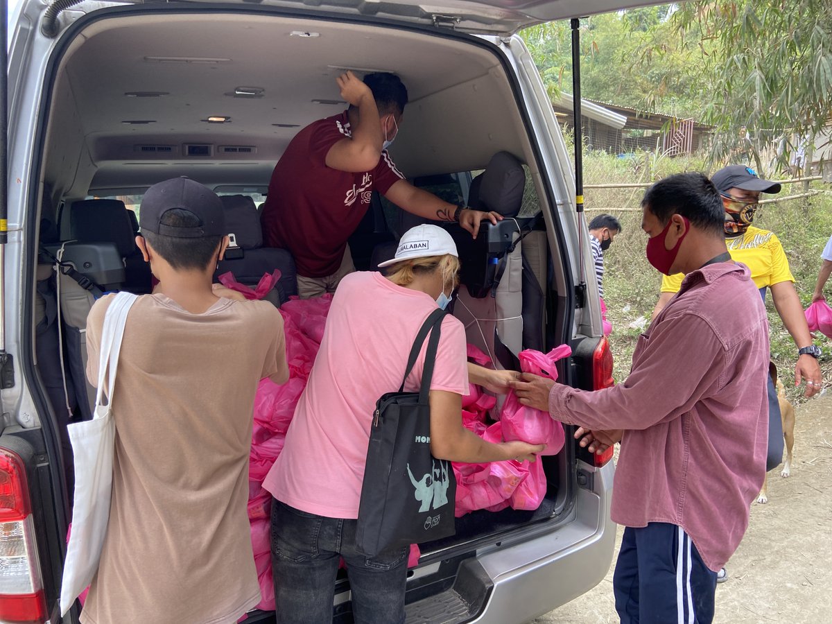stpbuplb's tweet photo. Noong Pebrero 28, nakapagbigay ang UPLB Agapay ng 300 relief packs para sa mga magsasaka at scavengers ng Montalban, Rizal. (1/3)
#UPLBAgapay 🤝
#ServeThePeople https://t.co/CDoON96q5C