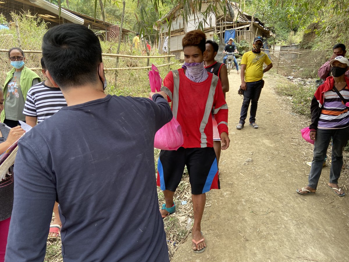 stpbuplb's tweet photo. Noong Pebrero 28, nakapagbigay ang UPLB Agapay ng 300 relief packs para sa mga magsasaka at scavengers ng Montalban, Rizal. (1/3)
#UPLBAgapay 🤝
#ServeThePeople https://t.co/CDoON96q5C