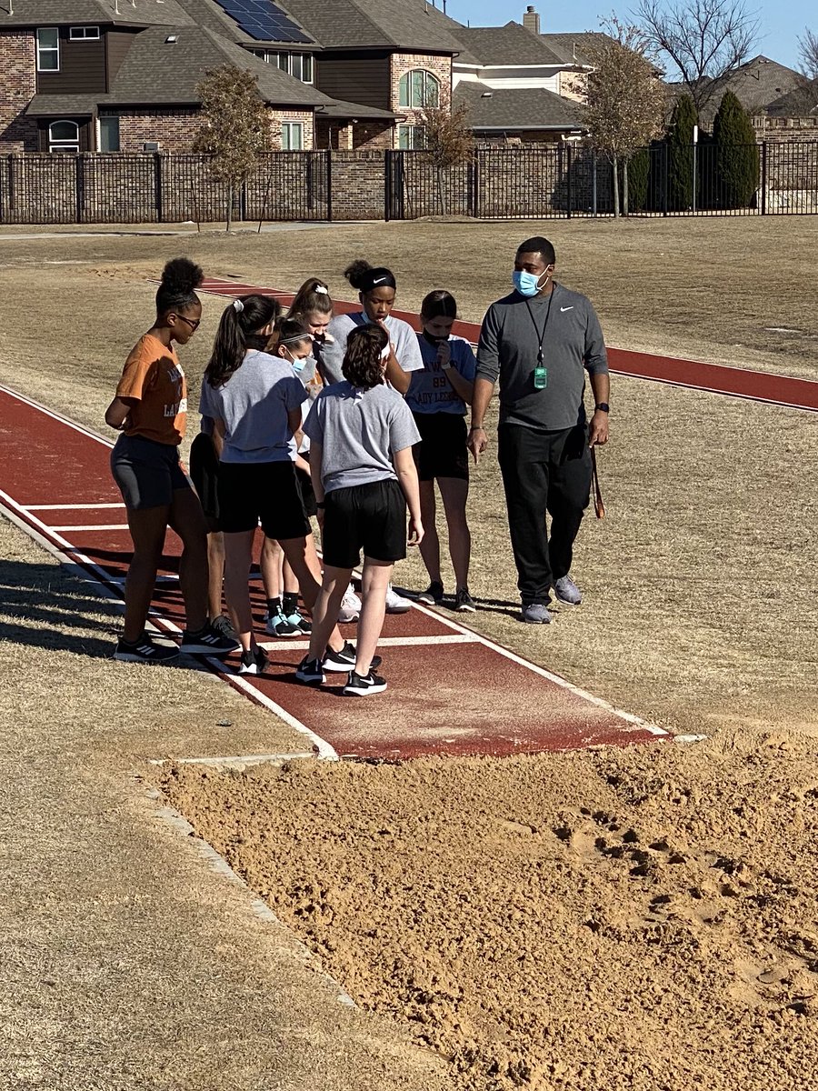 LMSLadyLegends's tweet photo. The Lady Legends have been hard at work learning new things this week! We sure are enjoying this beautiful weather too! #grind #ladylegends #teameffort #allhandsondeck #springtimeintexas https://t.co/QXnLdKsmp1