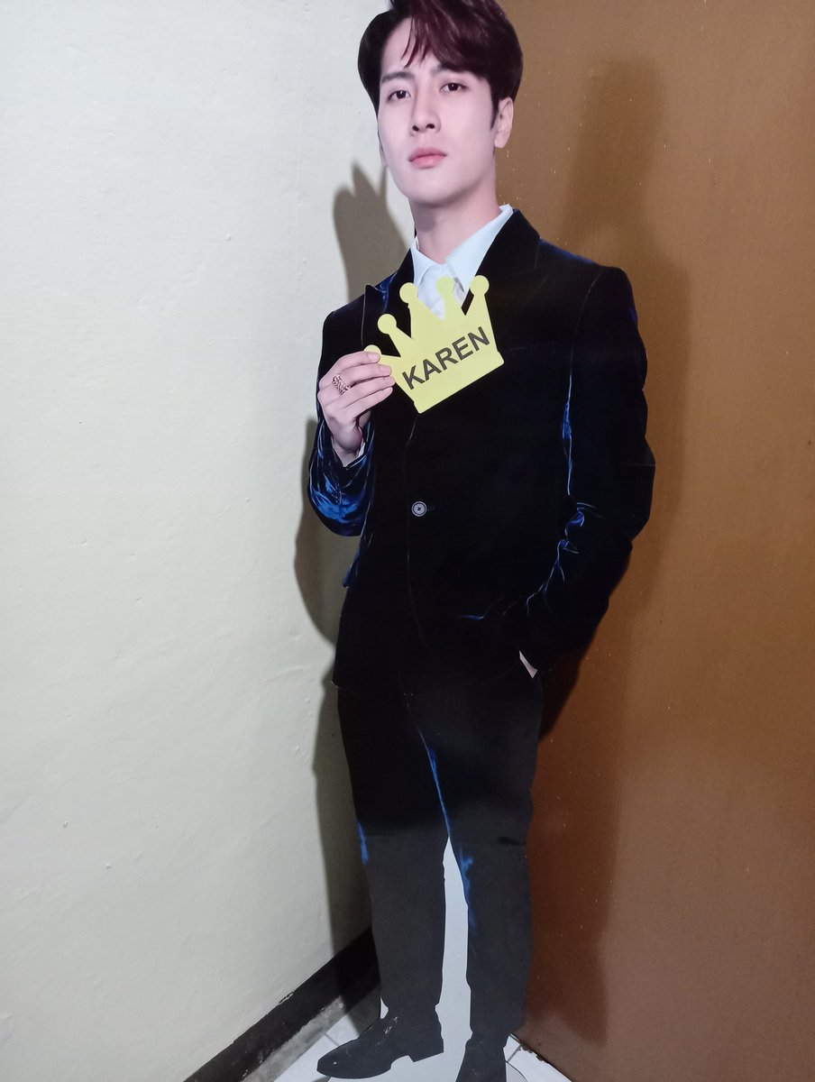 IndJacksonwang's tweet photo. @SteedmanKendra @JacksonWang852 @teamwangofcl this one.! i really like this photo, so my bestfriend gave me this stand dee as my birthday presents ♡ @JacksonWang852 👑 

#JacksongWang #TEAMWANG https://t.co/uR1QjRUrMU