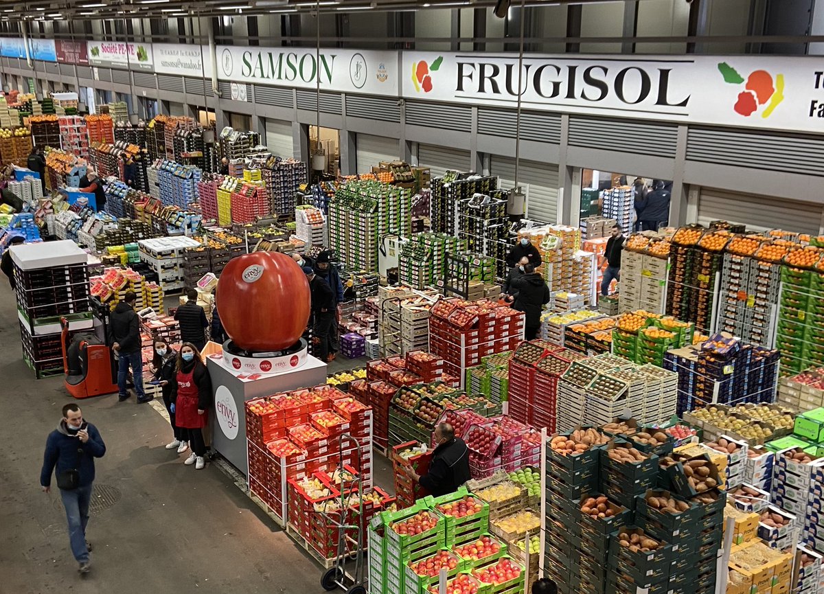 blampinfruits's tweet photo. Comme une grosse Envy de 🍎 pomme ce matin sur @marchederungis avec nos amis @Monprimeur ! Partageons la valeur du bon avec les @FruitsLegumesFR #MadeInFrance 🍎👍😋🍎 https://t.co/8H6LnQ5dSy