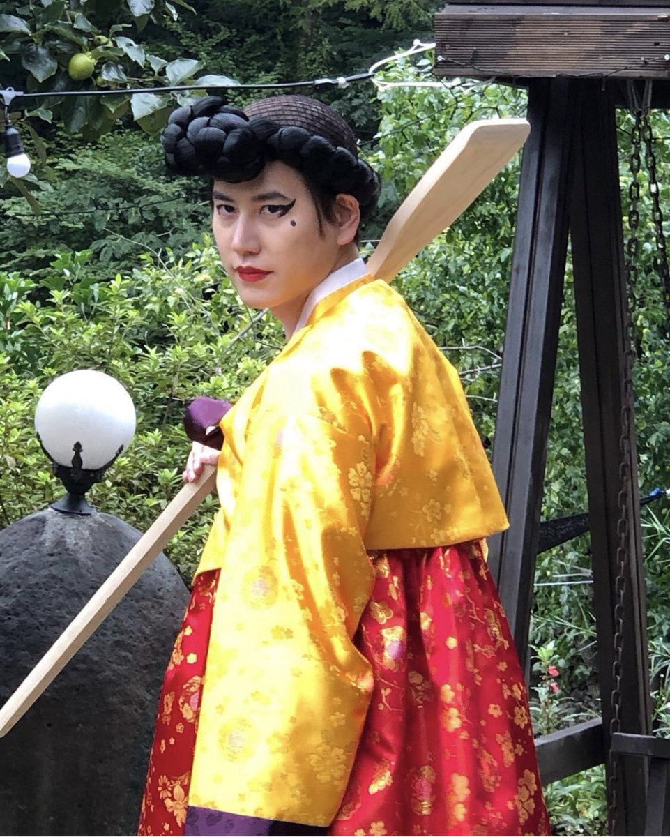 NJTTW's tweet photo. there’re two types of kyuhyun in the world  

       drunk cho               sj maknae 
     who slays w            who slays w 
       a spatula                   his looks https://t.co/diMg2l8d8y