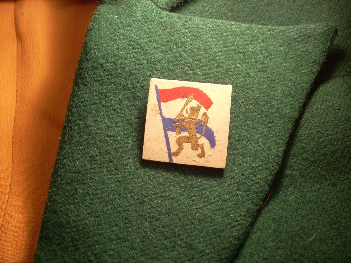 During the Nazi occupation Dutch people started  wearing patriotic things on their clothes, to show their patriotism and loyalty.
Dutch Nazis would sometimes rip them off... so people started adding razor blades to the back of the objects...

Here are a few from my collection;