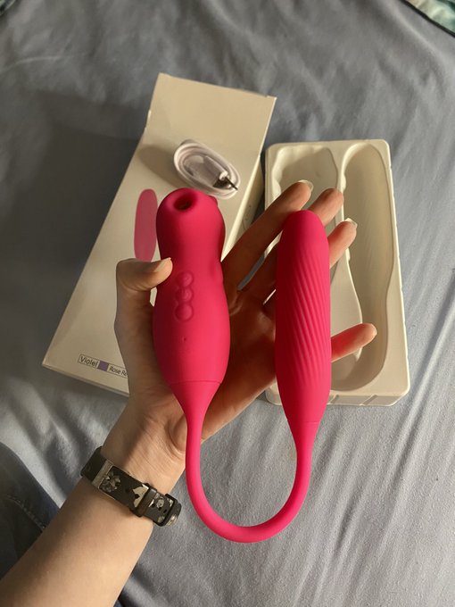 Oh. My. GOSH! I just received my new toy from @Partyti30019025! I have always wanted a clit sucker, and