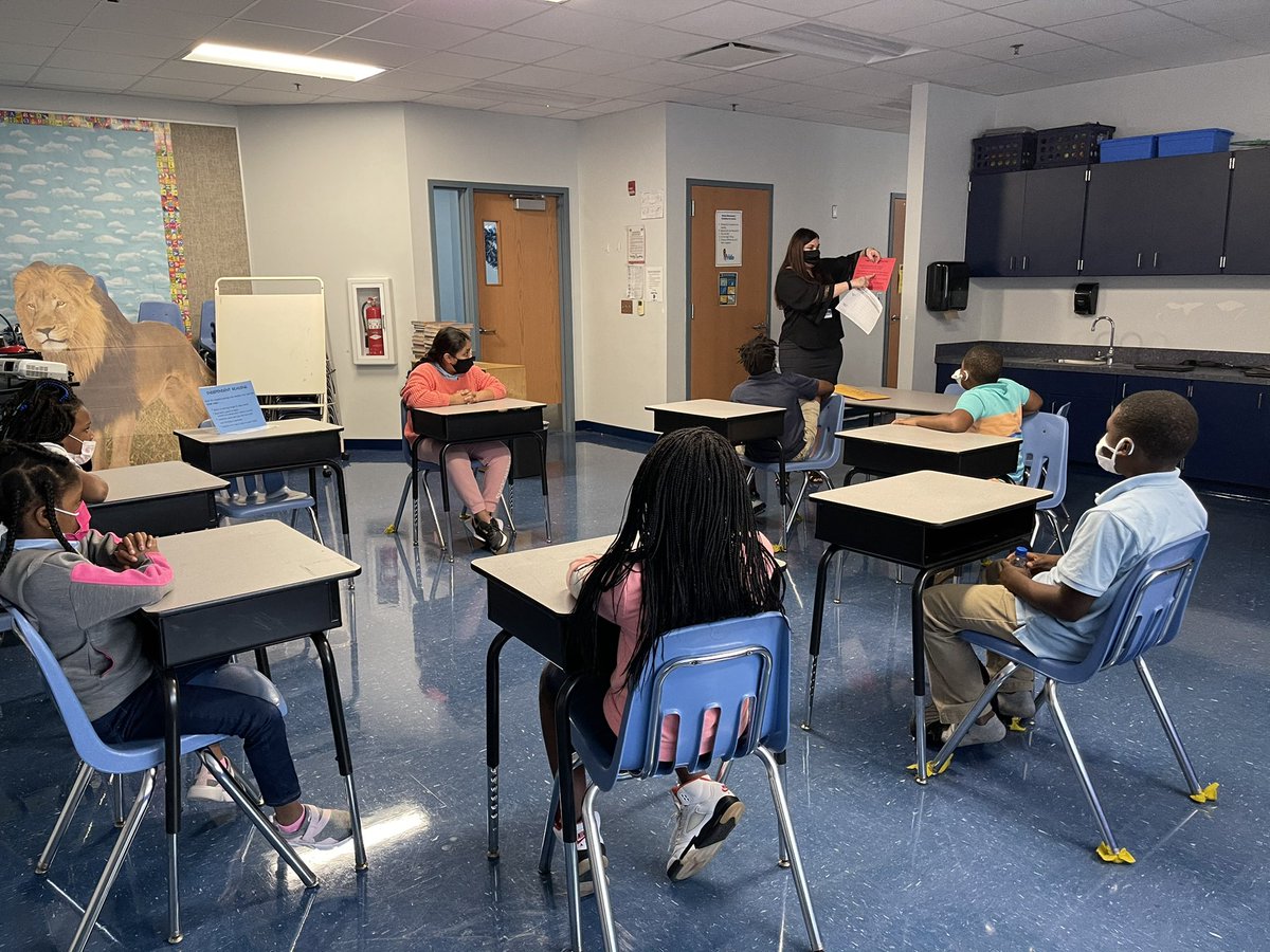 HCPSSheehyElem's tweet photo. These Readers are “Growing with Garth” our amazing Reading Coach! #ReadingRotations #CelebrateLiteracy #BuildingBetterReaders https://t.co/ei7u23mWeG