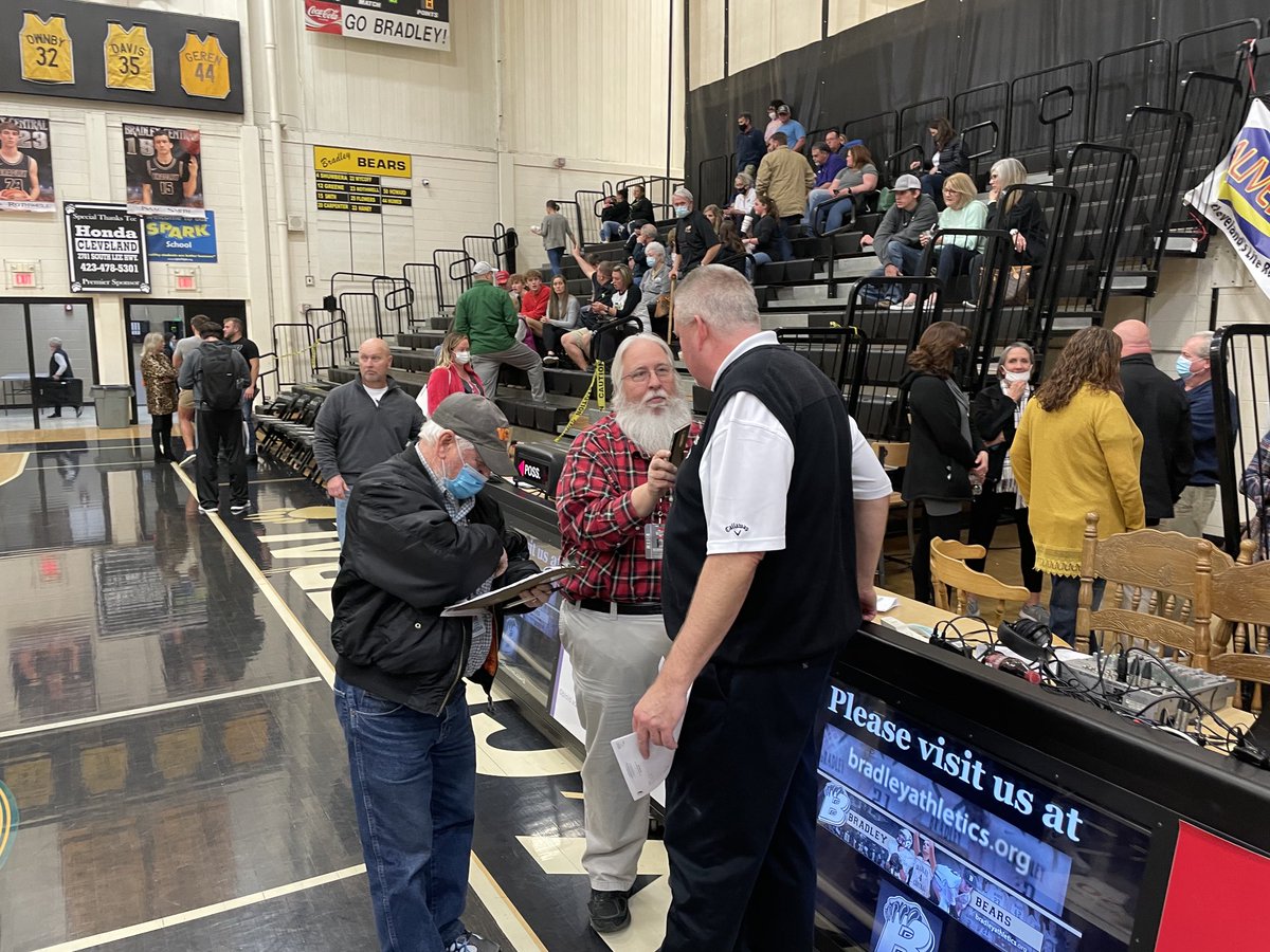 “Bearettes Bearettes” your 2021 Region Champs! Great job ⁦<a href="/BC_Bearettes/">Bradley Bearettes</a>⁩.....Saturday night showdown at Jim Smiddy Arena to go the GLASS HOUSE! ⁦<a href="/THEREALBCNATION/">#BCNATION</a>⁩ #reptheB #tradition