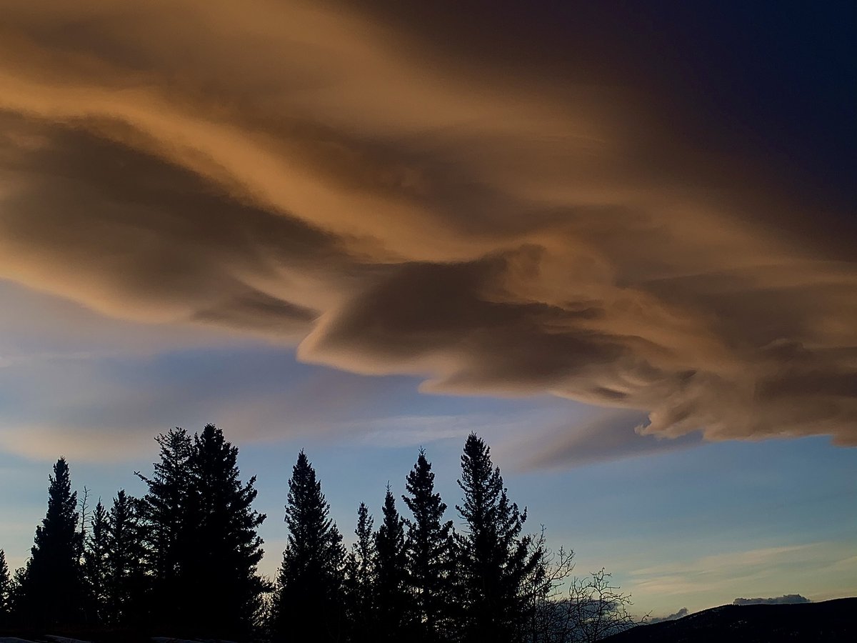 Washed_Up's tweet photo. #Chinook arch, #lenticular loveliness +8c at #Morely more photos coming #ShareYourWeather #abstorm https://t.co/vWq54KXhw4