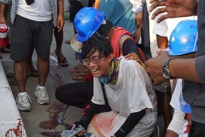 aung_jenny's tweet photo. MILITARY MASSACRE #WhatsHappeningInMaynmar #Mar4Coup TW: Blood https://t.co/hWlLABhvpZ