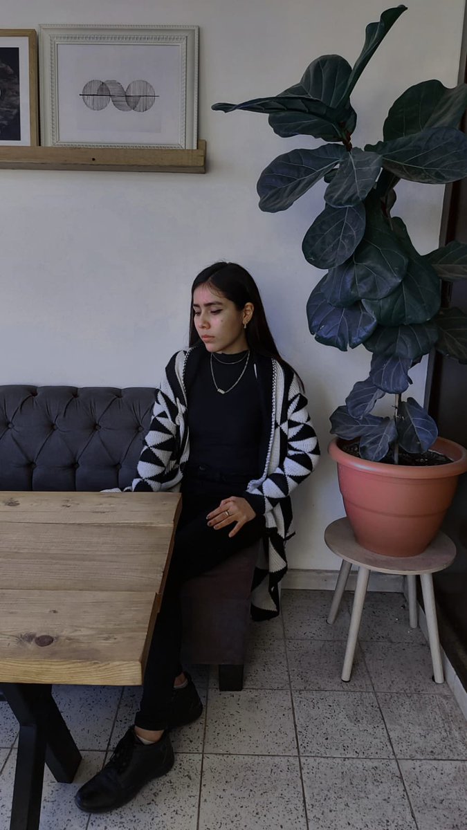 juanaleman_'s tweet photo. Ayer fui a comer con la @chuckymt13 y aproveché para hacerle un shooting 🍕☕✨💕🌾 https://t.co/xGg7aOKHJx