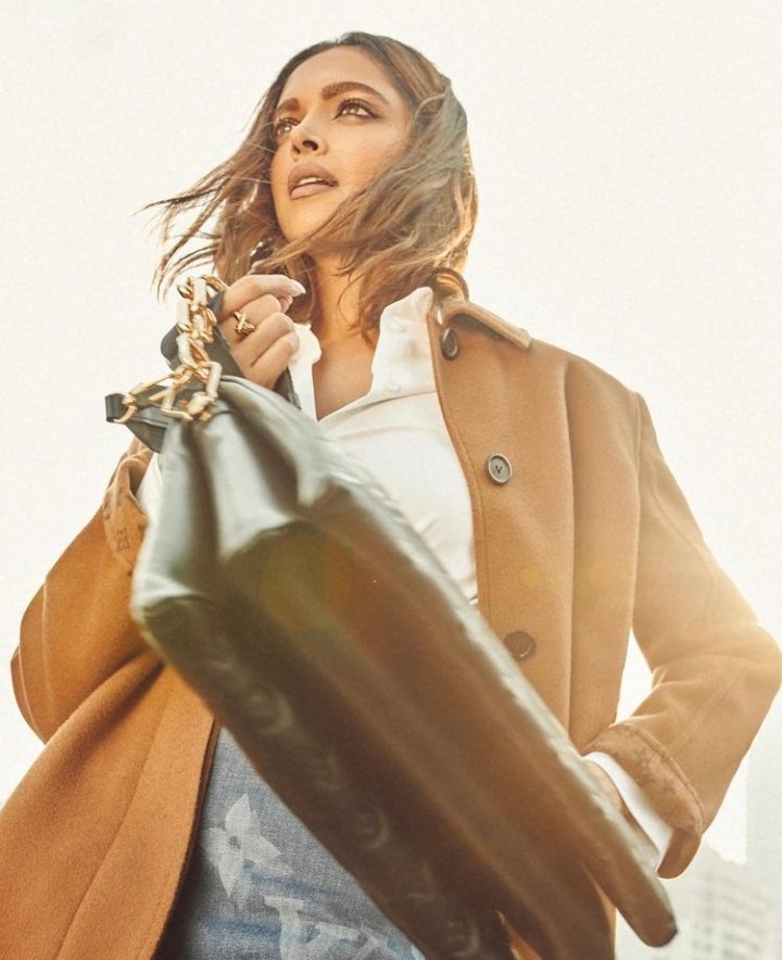 _zouzouxxx's tweet photo. Love this @deepikapadukone #LVCoussin https://t.co/c41E3NTfyR