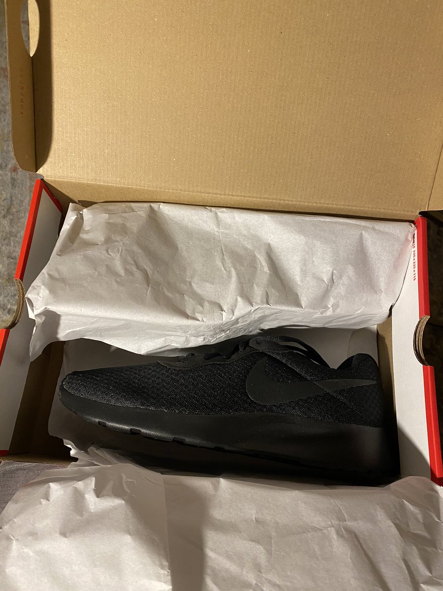 samxhernandz's tweet photo. got exclusive access to the university blues...got delivered today, opened the box and it was these... customer service said the shoe didn’t exist in their system so they can’t send me the ACTUAL shoe i ORDERED. now app says purchased so can’t even try when they drop... @Nike ??? https://t.co/zr3ViDVlyN