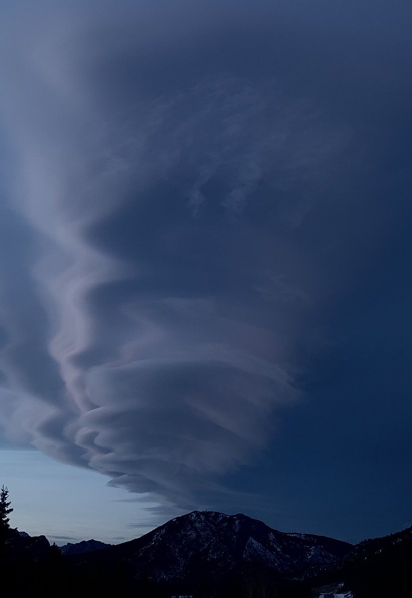 PennyRemembers's tweet photo. #amazingskies @Washed_Up: #chinook arch above #MtLorette in #Kananaskis valley +6c and windy #ShareYourWeather #abstorm https://t.co/purjPefX0Z