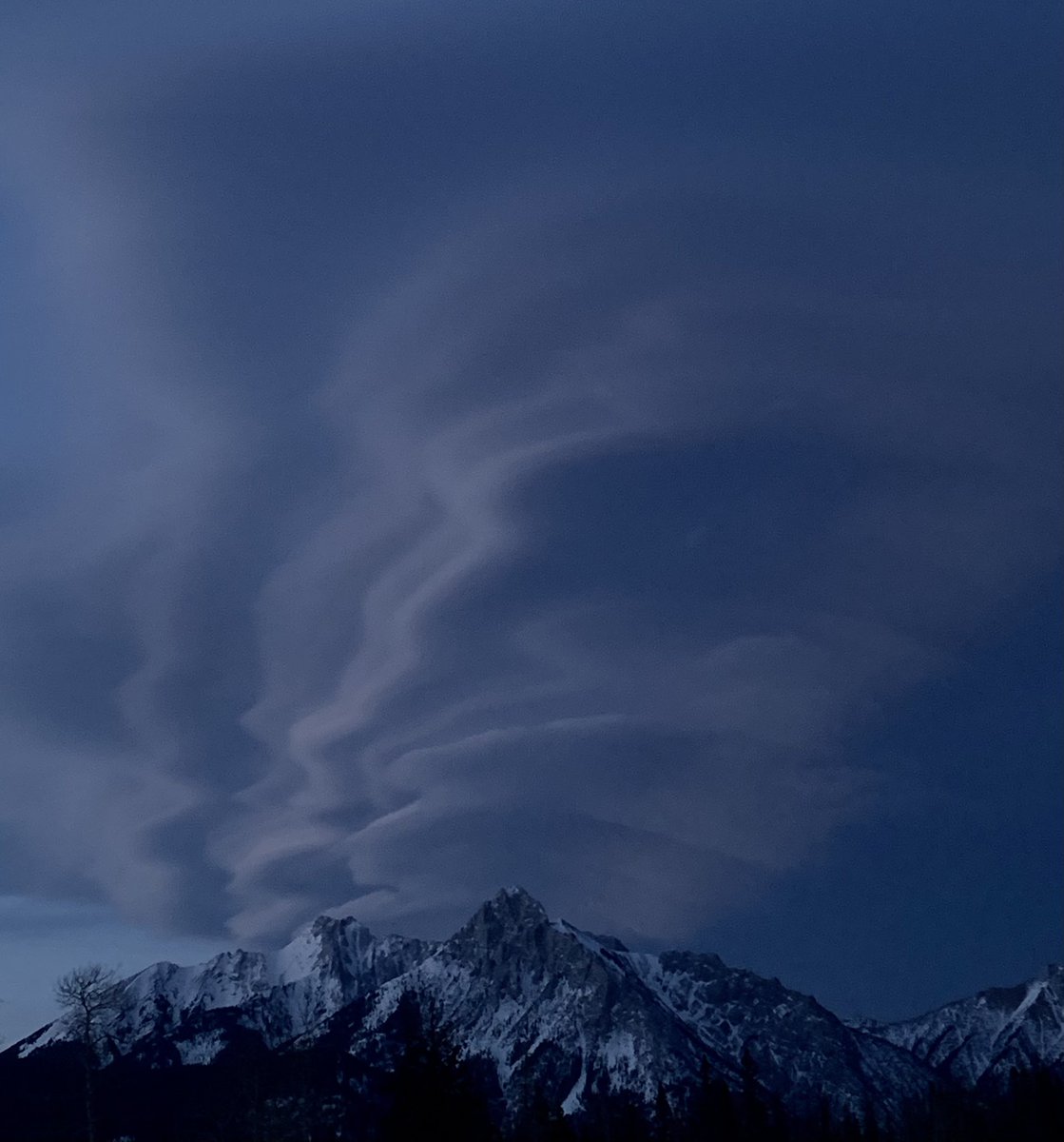PennyRemembers's tweet photo. #amazingskies @Washed_Up: #chinook arch above #MtLorette in #Kananaskis valley +6c and windy #ShareYourWeather #abstorm https://t.co/purjPefX0Z