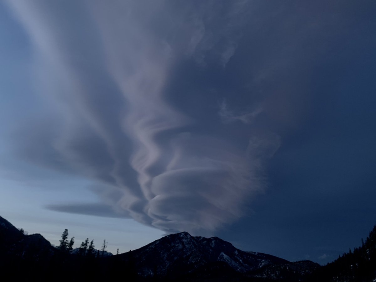 PennyRemembers's tweet photo. #amazingskies @Washed_Up: #chinook arch above #MtLorette in #Kananaskis valley +6c and windy #ShareYourWeather #abstorm https://t.co/purjPefX0Z