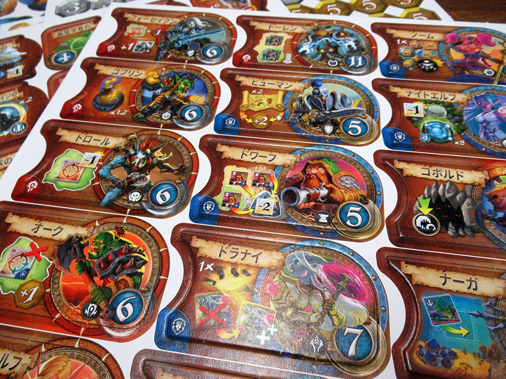 HobbyJAPAN_GAME's tweet image. 『スモール・ワールド・オブ・ウォークラフト』 パワーと種族はこのような感じ。ゲームボードは組み合わせ式というか、人数に応じて複数の島を使うのだ。 #BoardgameJP 
#WorldOfWarcraft #WoWC